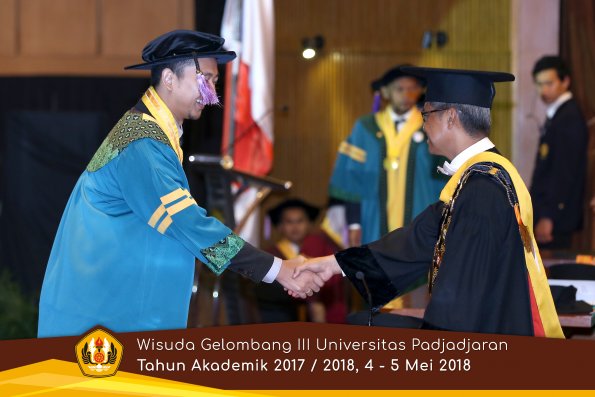 Wisuda Unpad Gel I I I TA 2017-2018  Fak Kedokteran Gigi  oleh Rektor  020  by ( PAPYRUS PHOTO)