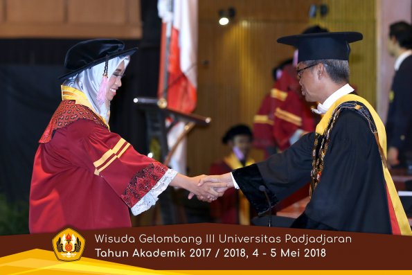 Wisuda Unpad Gel I I I TA 2017-2018  Fak Kedokteran Gigi  oleh Rektor  031  by ( PAPYRUS PHOTO)