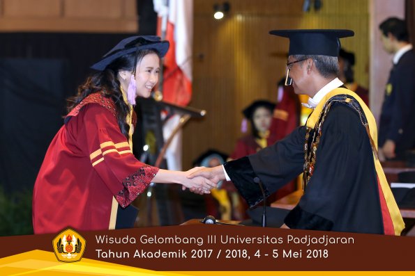 Wisuda Unpad Gel I I I TA 2017-2018  Fak Kedokteran Gigi  oleh Rektor  038  by ( PAPYRUS PHOTO)