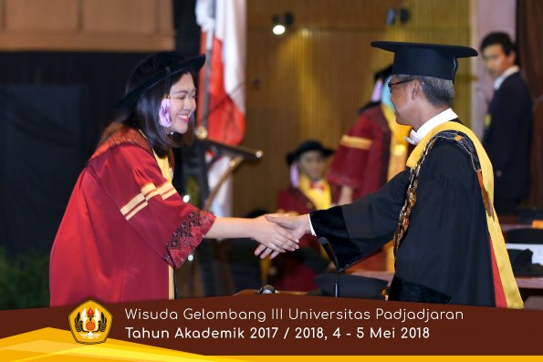 Wisuda Unpad Gel I I I TA 2017-2018  Fak Kedokteran Gigi  oleh Rektor  044  by ( PAPYRUS PHOTO)