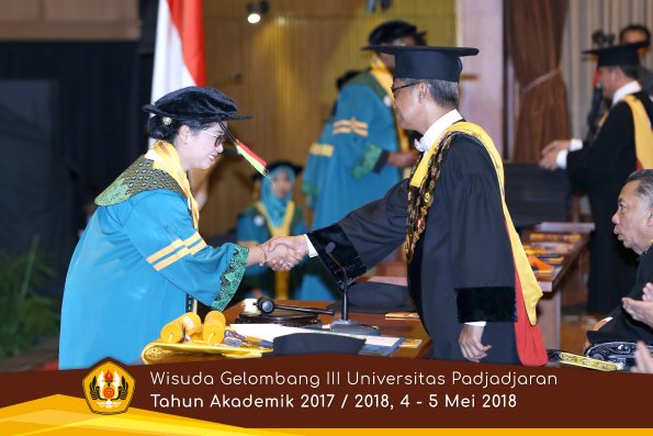 Wisuda Unpad Gel I I I TA 2017-2018  Fakultas MIPA oleh Rektor 001  by ( PAPYRUS PHOTO)