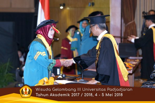Wisuda Unpad Gel I I I TA 2017-2018  Fakultas MIPA oleh Rektor 003  by ( PAPYRUS PHOTO)