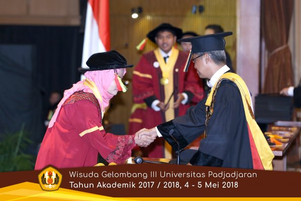 Wisuda Unpad Gel I I I TA 2017-2018  Fakultas MIPA oleh Rektor 008  by ( PAPYRUS PHOTO)