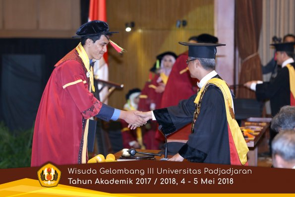 Wisuda Unpad Gel I I I TA 2017-2018  Fakultas MIPA oleh Rektor 013  by ( PAPYRUS PHOTO)