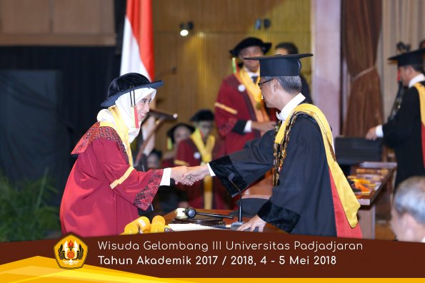 Wisuda Unpad Gel I I I TA 2017-2018  Fakultas MIPA oleh Rektor 017  by ( PAPYRUS PHOTO)