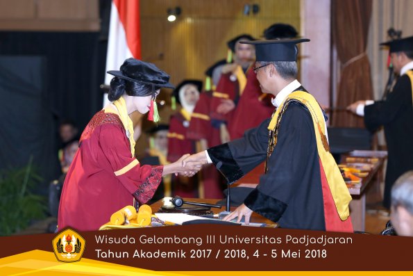 Wisuda Unpad Gel I I I TA 2017-2018  Fakultas MIPA oleh Rektor 020  by ( PAPYRUS PHOTO)
