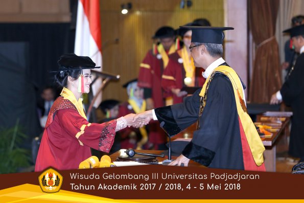 Wisuda Unpad Gel I I I TA 2017-2018  Fakultas MIPA oleh Rektor 034  by ( PAPYRUS PHOTO)