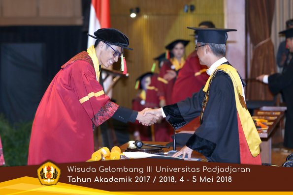 Wisuda Unpad Gel I I I TA 2017-2018  Fakultas MIPA oleh Rektor 037  by ( PAPYRUS PHOTO)