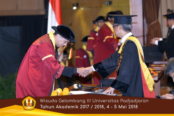 Wisuda Unpad Gel I I I TA 2017-2018  Fakultas MIPA oleh Rektor 047  by ( PAPYRUS PHOTO)