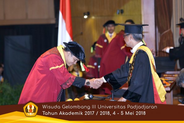 Wisuda Unpad Gel I I I TA 2017-2018  Fakultas MIPA oleh Rektor 050  by ( PAPYRUS PHOTO)