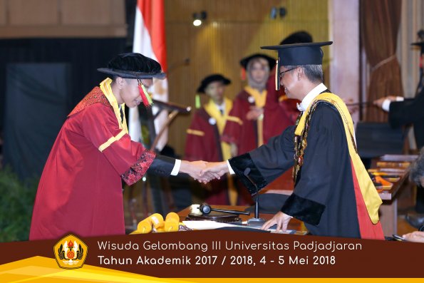 Wisuda Unpad Gel I I I TA 2017-2018  Fakultas MIPA oleh Rektor 053  by ( PAPYRUS PHOTO)