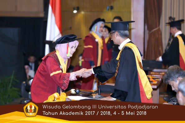 Wisuda Unpad Gel I I I TA 2017-2018  Fakultas MIPA oleh Rektor 066  by ( PAPYRUS PHOTO)