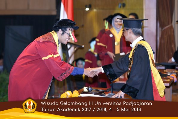 Wisuda Unpad Gel I I I TA 2017-2018  Fakultas MIPA oleh Rektor 082  by ( PAPYRUS PHOTO)