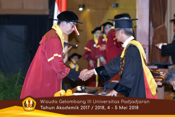 Wisuda Unpad Gel I I I TA 2017-2018  Fakultas MIPA oleh Rektor 084  by ( PAPYRUS PHOTO)