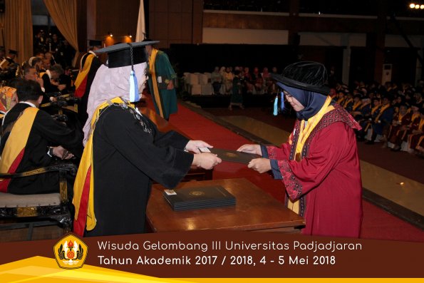 Wisuda Unpad Gel I I I TA 2017-2018  Fakultas Keperawatan oleh Dekan 010  by ( PAPYRUS PHOTO)
