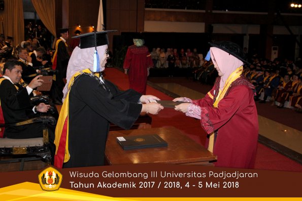 Wisuda Unpad Gel I I I TA 2017-2018  Fakultas Keperawatan oleh Dekan 013  by ( PAPYRUS PHOTO)