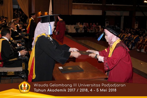 Wisuda Unpad Gel I I I TA 2017-2018  Fakultas Keperawatan oleh Dekan 014  by ( PAPYRUS PHOTO)