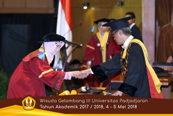 Wisuda Unpad Gel I I I TA 2017-2018  Fakultas Keperawatan oleh Rektor 011  by ( PAPYRUS PHOTO)