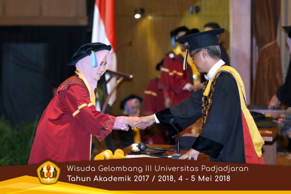 Wisuda Unpad Gel I I I TA 2017-2018  Fakultas Keperawatan oleh Rektor 013  by ( PAPYRUS PHOTO)