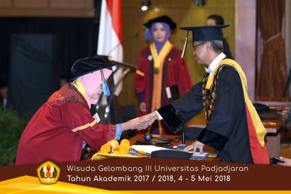 Wisuda Unpad Gel I I I TA 2017-2018  Fakultas Keperawatan oleh Rektor 017  by ( PAPYRUS PHOTO)