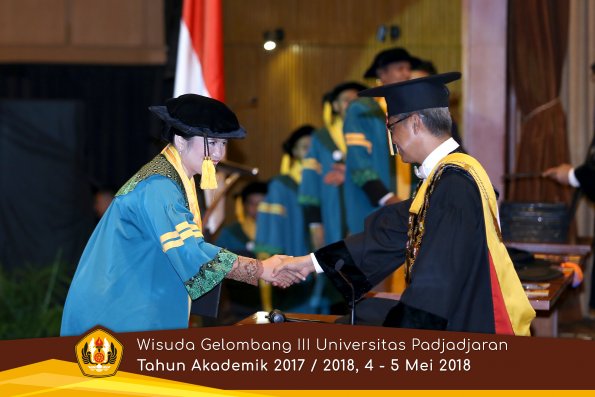 Wisuda Unpad Gel I I I TA 2017-2018  Fakultas Ekonomi dan Bisnis oleh Rektor 033 by ( PAPYRUS PHOTO)