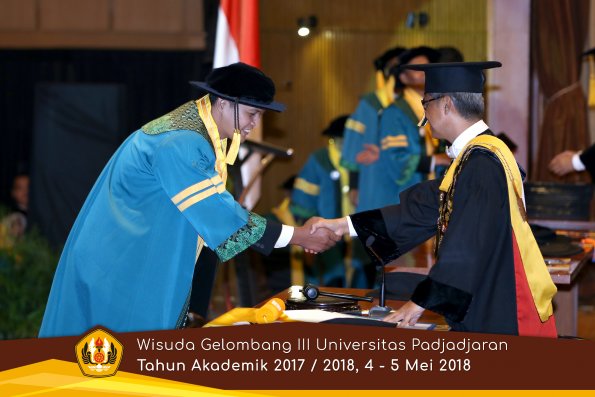 Wisuda Unpad Gel I I I TA 2017-2018  Fakultas Ekonomi dan Bisnis oleh Rektor 034 by ( PAPYRUS PHOTO)