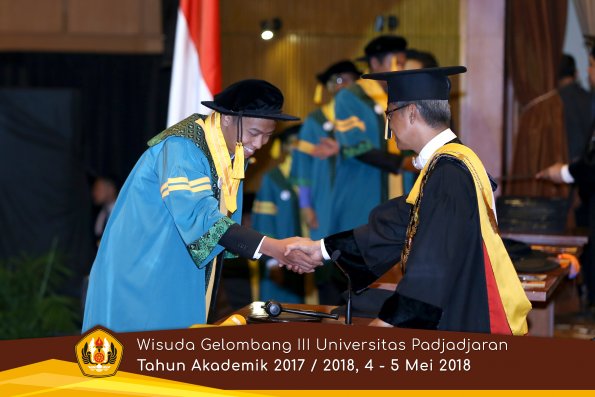 Wisuda Unpad Gel I I I TA 2017-2018  Fakultas Ekonomi dan Bisnis oleh Rektor 036 by ( PAPYRUS PHOTO)