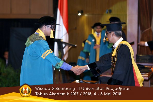 Wisuda Unpad Gel I I I TA 2017-2018  Fakultas Ekonomi dan Bisnis oleh Rektor 038 by ( PAPYRUS PHOTO)