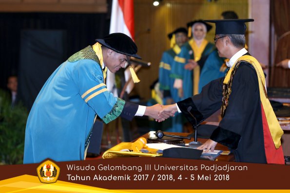 Wisuda Unpad Gel I I I TA 2017-2018  Fakultas Ekonomi dan Bisnis oleh Rektor 048 by ( PAPYRUS PHOTO)