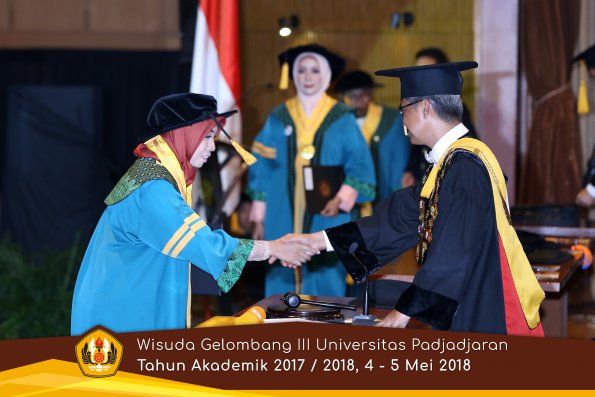 Wisuda Unpad Gel I I I TA 2017-2018  Fakultas Ekonomi dan Bisnis oleh Rektor 049 by ( PAPYRUS PHOTO)
