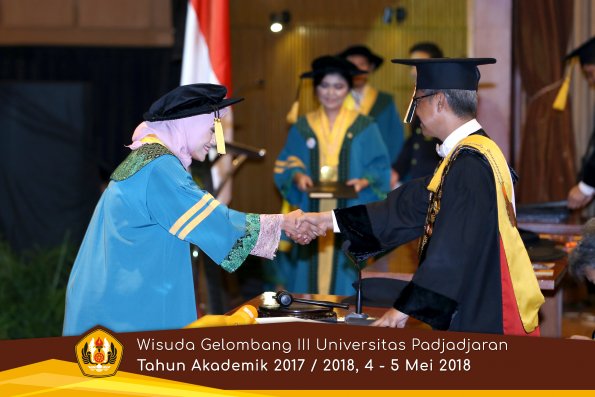 Wisuda Unpad Gel I I I TA 2017-2018  Fakultas Ekonomi dan Bisnis oleh Rektor 084 by ( PAPYRUS PHOTO)