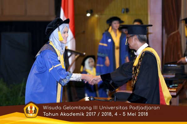 Wisuda Unpad Gel I I I TA 2017-2018  Fakultas Ekonomi dan Bisnis oleh Rektor 296 by ( PAPYRUS PHOTO)