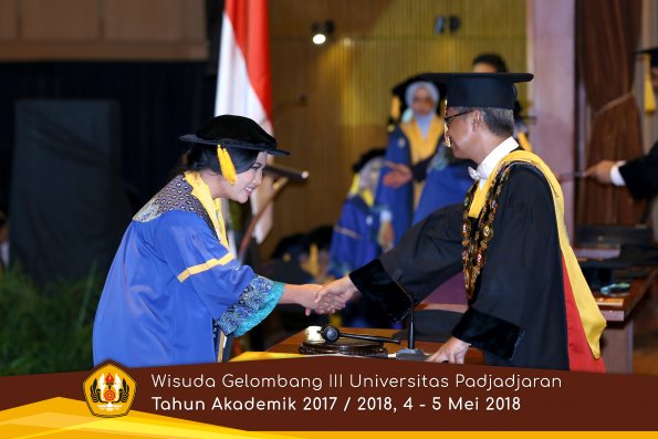 Wisuda Unpad Gel I I I TA 2017-2018  Fakultas Ekonomi dan Bisnis oleh Rektor 305 by ( PAPYRUS PHOTO)