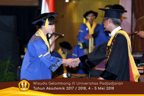 Wisuda Unpad Gel I I I TA 2017-2018  Fakultas Ekonomi dan Bisnis oleh Rektor 314 by ( PAPYRUS PHOTO)