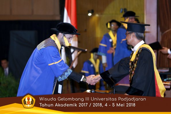 Wisuda Unpad Gel I I I TA 2017-2018  Fakultas Ekonomi dan Bisnis oleh Rektor 318 by ( PAPYRUS PHOTO)