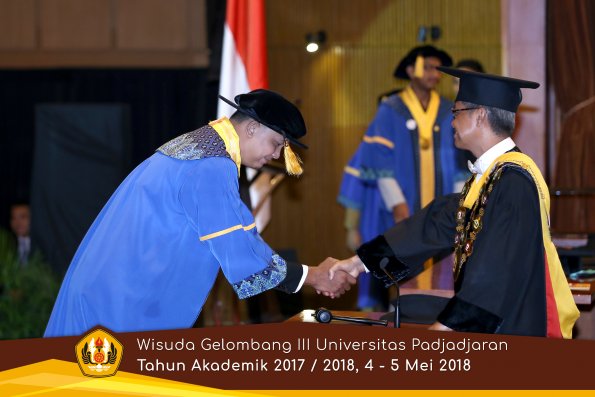 Wisuda Unpad Gel I I I TA 2017-2018  Fakultas Ekonomi dan Bisnis oleh Rektor 319 by ( PAPYRUS PHOTO)