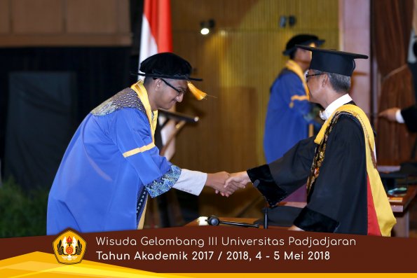 Wisuda Unpad Gel I I I TA 2017-2018  Fakultas Ekonomi dan Bisnis oleh Rektor 320 by ( PAPYRUS PHOTO)