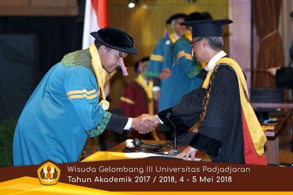 Wisuda Unpad Gel I I I TA 2017-2018  Fakultas Tek Geologi oleh Rektor 009  by ( PAPYRUS PHOTO)