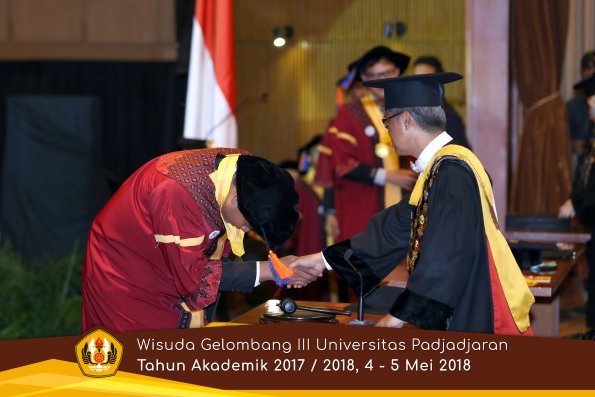 Wisuda Unpad Gel I I I TA 2017-2018  Fakultas Tek Geologi oleh Rektor 019  by ( PAPYRUS PHOTO)