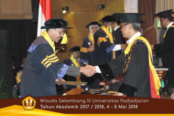 wisuda unpad gel III TA 2017-2018 Fak Ilmu Komunikasi  oleh Rektor 002  by (PAPYRUS PHOTO)