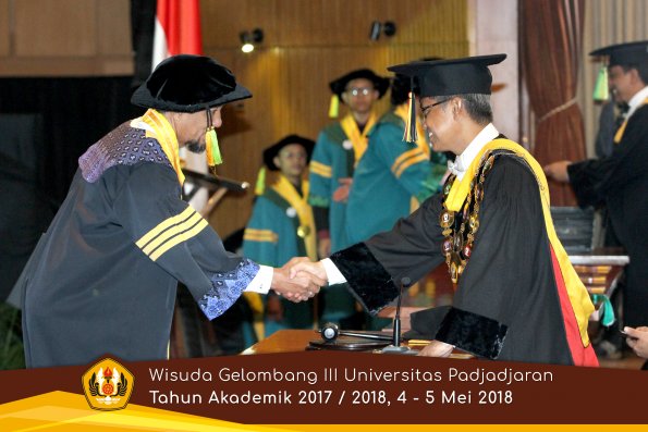 wisuda unpad gel III TA 2017-2018 Fak Ilmu Komunikasi  oleh Rektor 006  by (PAPYRUS PHOTO)