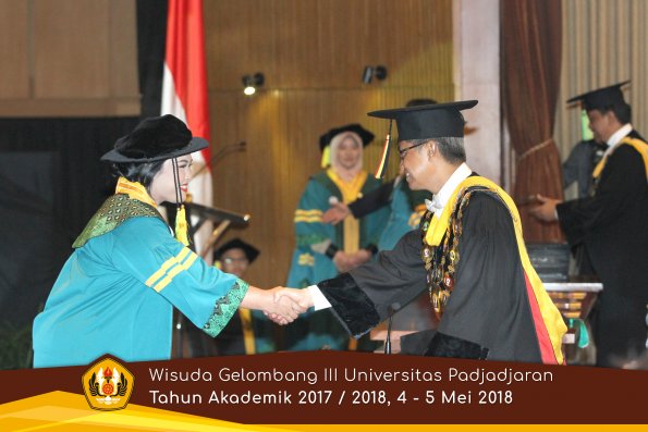 wisuda unpad gel III TA 2017-2018 Fak Ilmu Komunikasi  oleh Rektor 010  by (PAPYRUS PHOTO)
