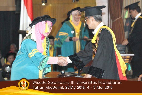wisuda unpad gel III TA 2017-2018 Fak Ilmu Komunikasi  oleh Rektor 011  by (PAPYRUS PHOTO)