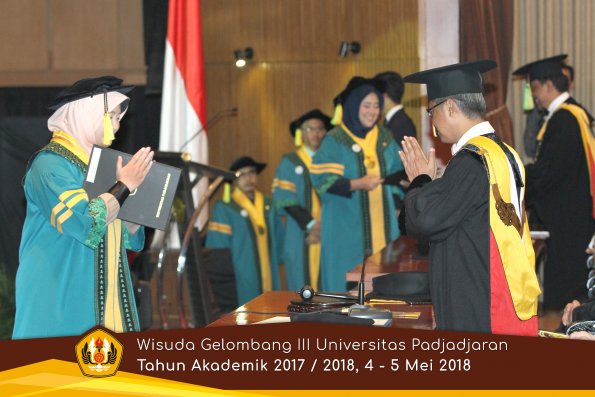 wisuda unpad gel III TA 2017-2018 Fak Ilmu Komunikasi  oleh Rektor 012  by (PAPYRUS PHOTO)