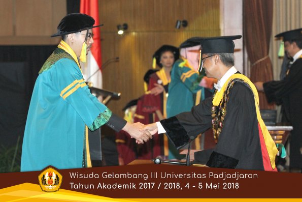 wisuda unpad gel III TA 2017-2018 Fak Ilmu Komunikasi  oleh Rektor 015  by (PAPYRUS PHOTO)
