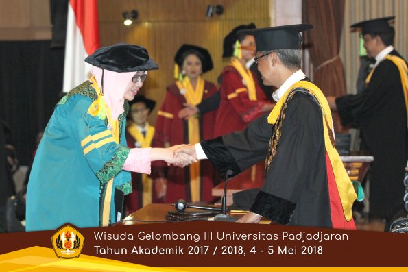 wisuda unpad gel III TA 2017-2018 Fak Ilmu Komunikasi  oleh Rektor 016  by (PAPYRUS PHOTO)