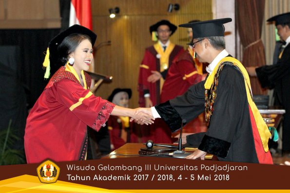 wisuda unpad gel III TA 2017-2018 Fak Ilmu Komunikasi  oleh Rektor 018  by (PAPYRUS PHOTO)