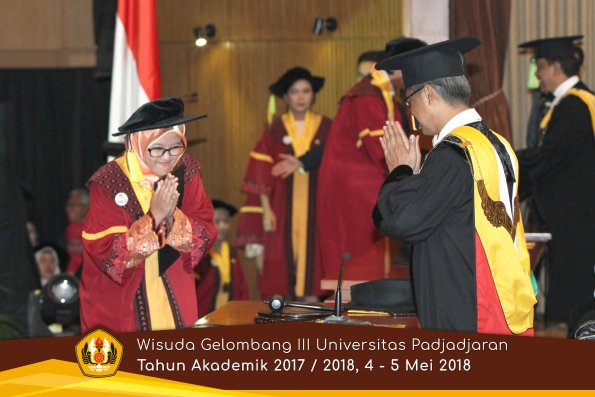 wisuda unpad gel III TA 2017-2018 Fak Ilmu Komunikasi  oleh Rektor 019  by (PAPYRUS PHOTO)