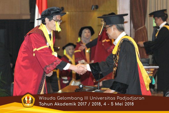 wisuda unpad gel III TA 2017-2018 Fak Ilmu Komunikasi  oleh Rektor 020  by (PAPYRUS PHOTO)