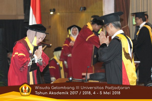 wisuda unpad gel III TA 2017-2018 Fak Ilmu Komunikasi  oleh Rektor 023  by (PAPYRUS PHOTO)